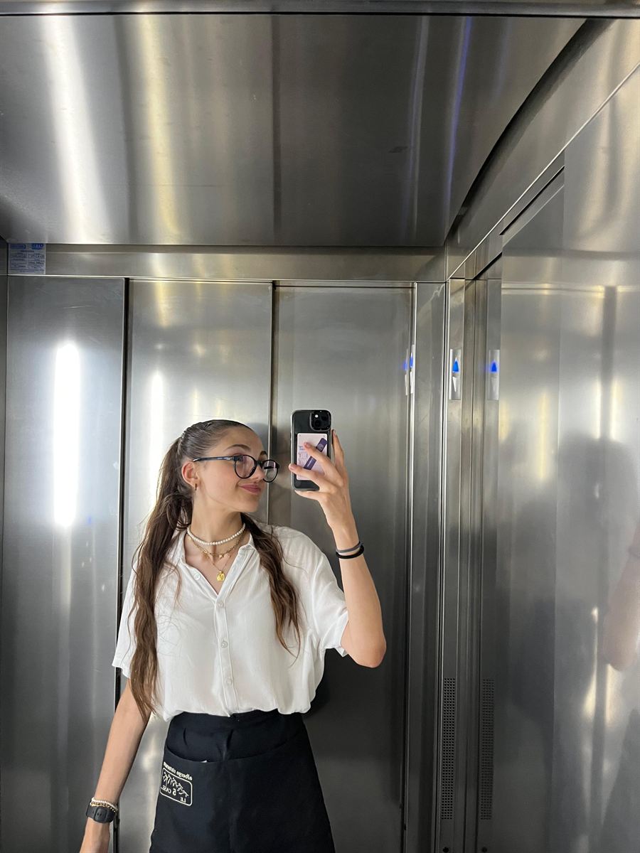 Elisabetta in divisa da cameriera