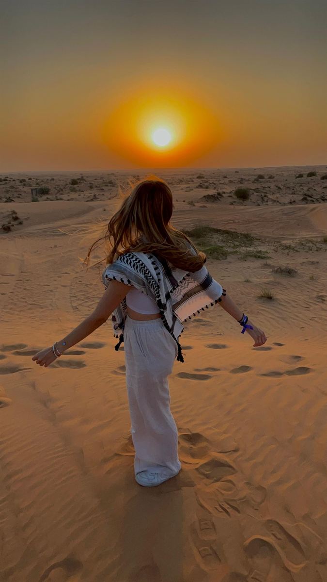 Elisabetta al tramonto nel deserto di Dubai
